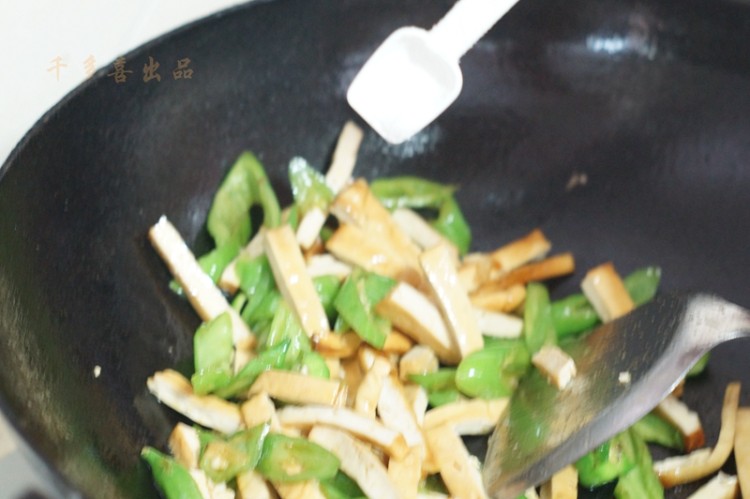 烟熏豆干炒肉步骤7