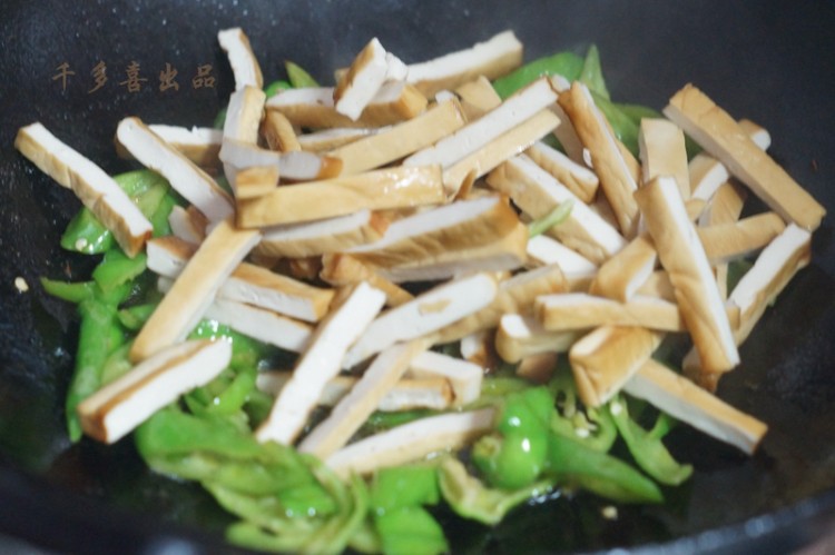 烟熏豆干炒肉步骤6