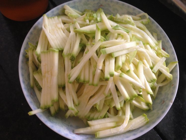 西葫芦炒腊肉步骤2
