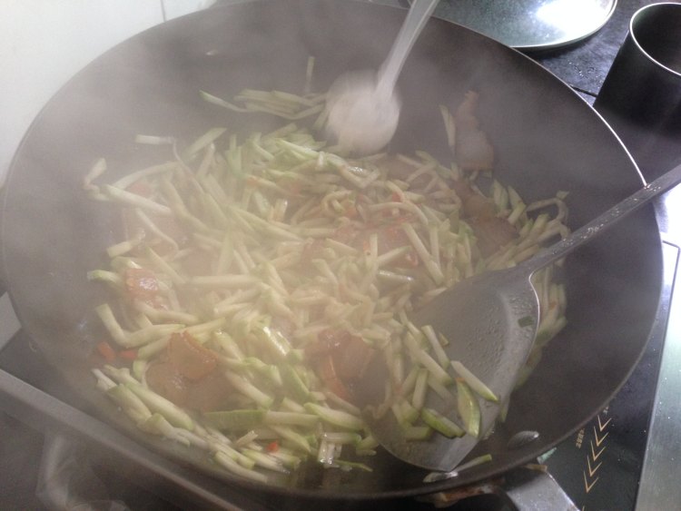 西葫芦炒腊肉步骤6
