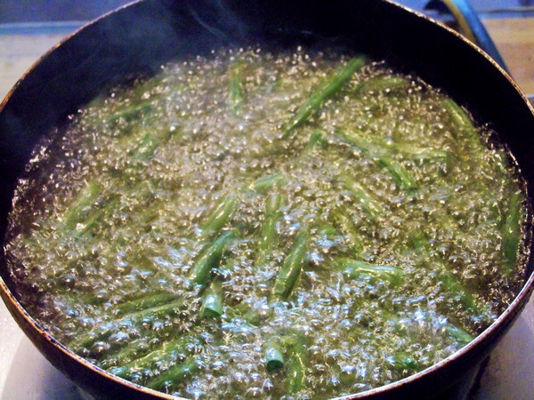 橄榄菜干煸四季豆步骤3