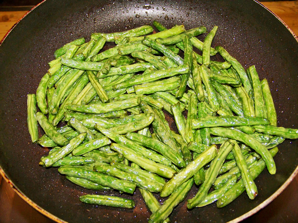 橄榄菜干煸四季豆步骤4