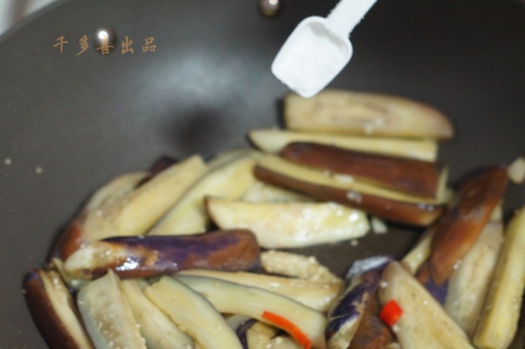 盐蛋黄烧茄子步骤5
