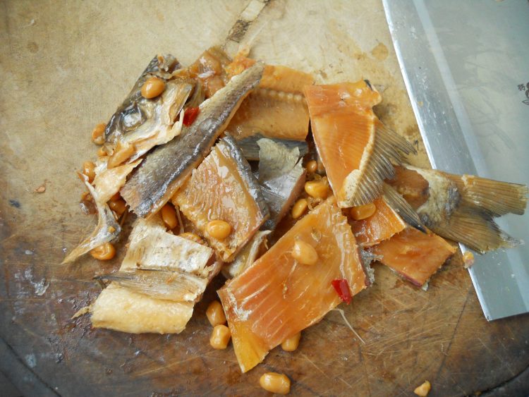 解密舌尖2之蒸腊鱼步骤2
