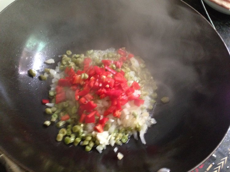 酸豆角萝卜丁炒肉末步骤5