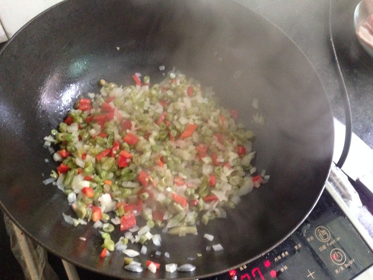 酸豆角萝卜丁炒肉末步骤6