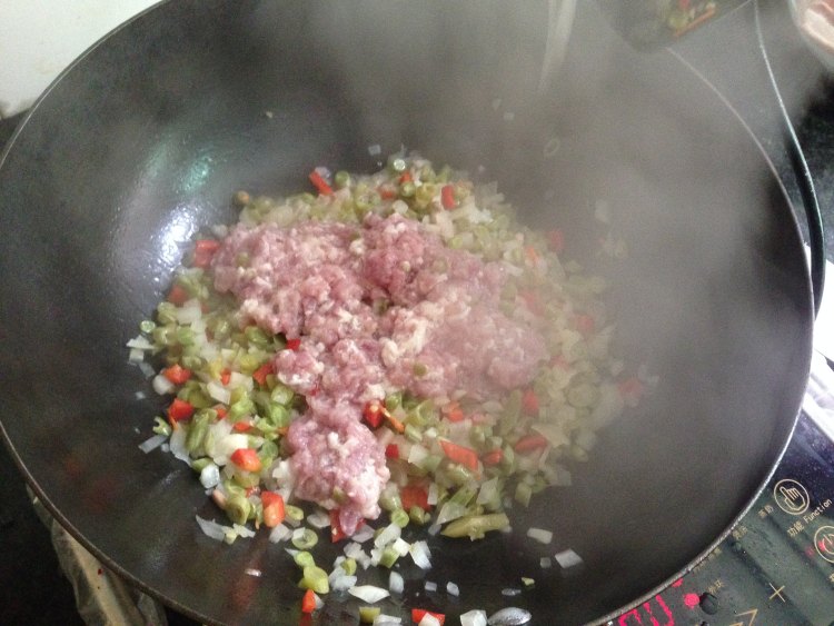 酸豆角萝卜丁炒肉末步骤7