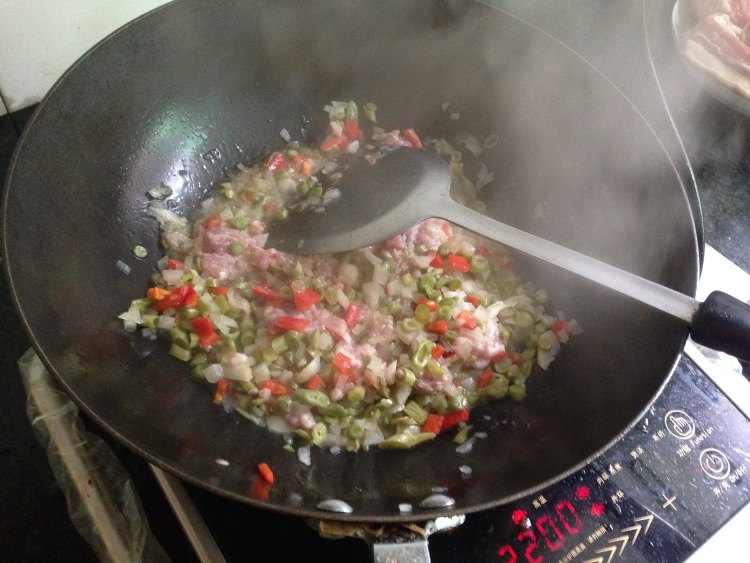 酸豆角萝卜丁炒肉末步骤8
