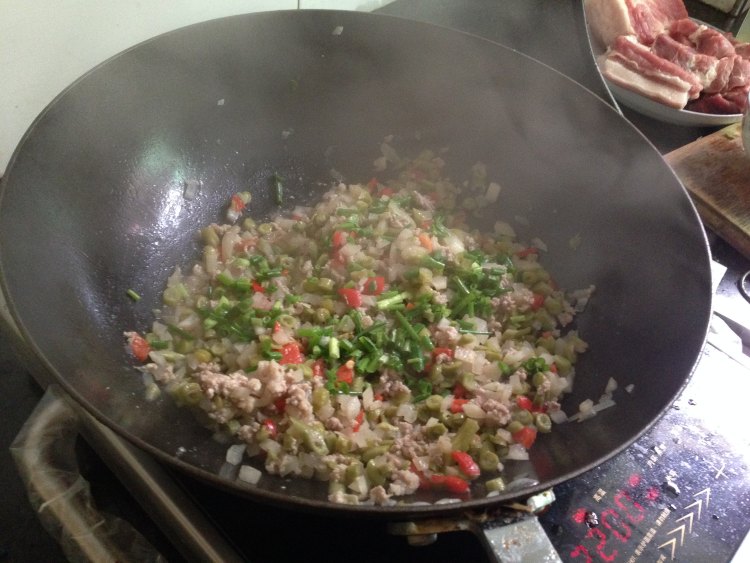 酸豆角萝卜丁炒肉末步骤10