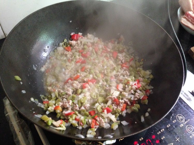 酸豆角萝卜丁炒肉末步骤9