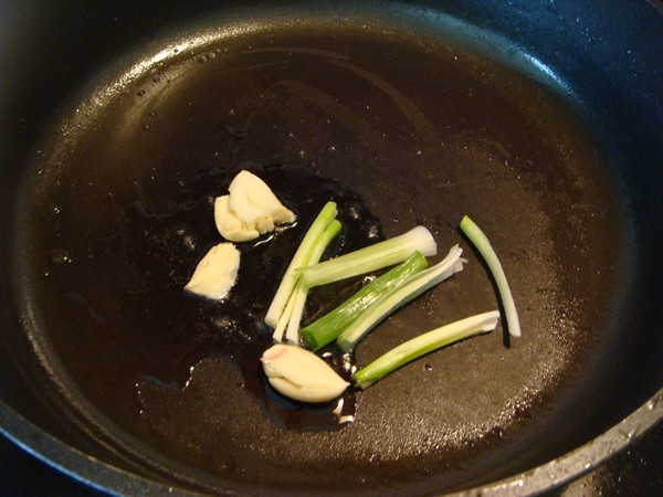 姜葱豆瓣酱烧三线鱼步骤4
