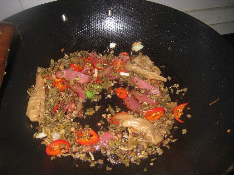 醃豆角干炒腊肉步骤7