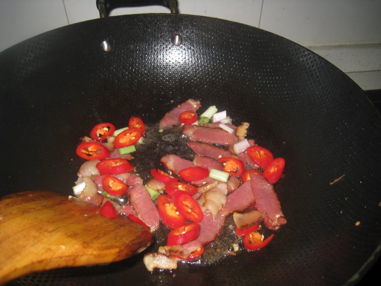 醃豆角干炒腊肉步骤6