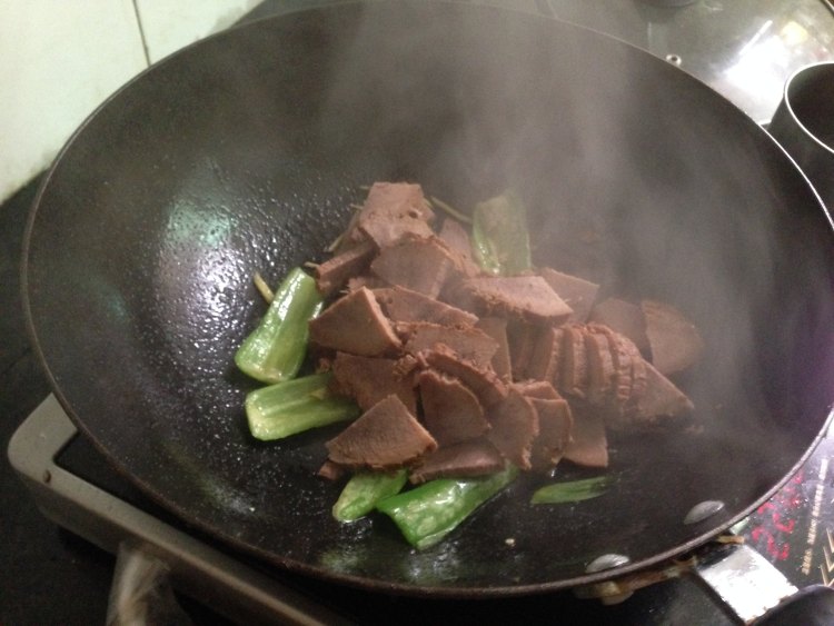 青椒炒卤牛肉步骤5