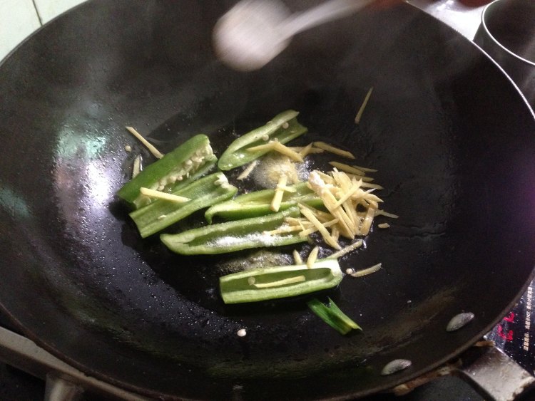 青椒炒卤牛肉步骤4