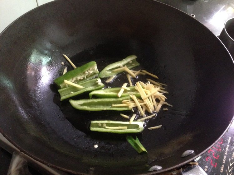青椒炒卤牛肉步骤3