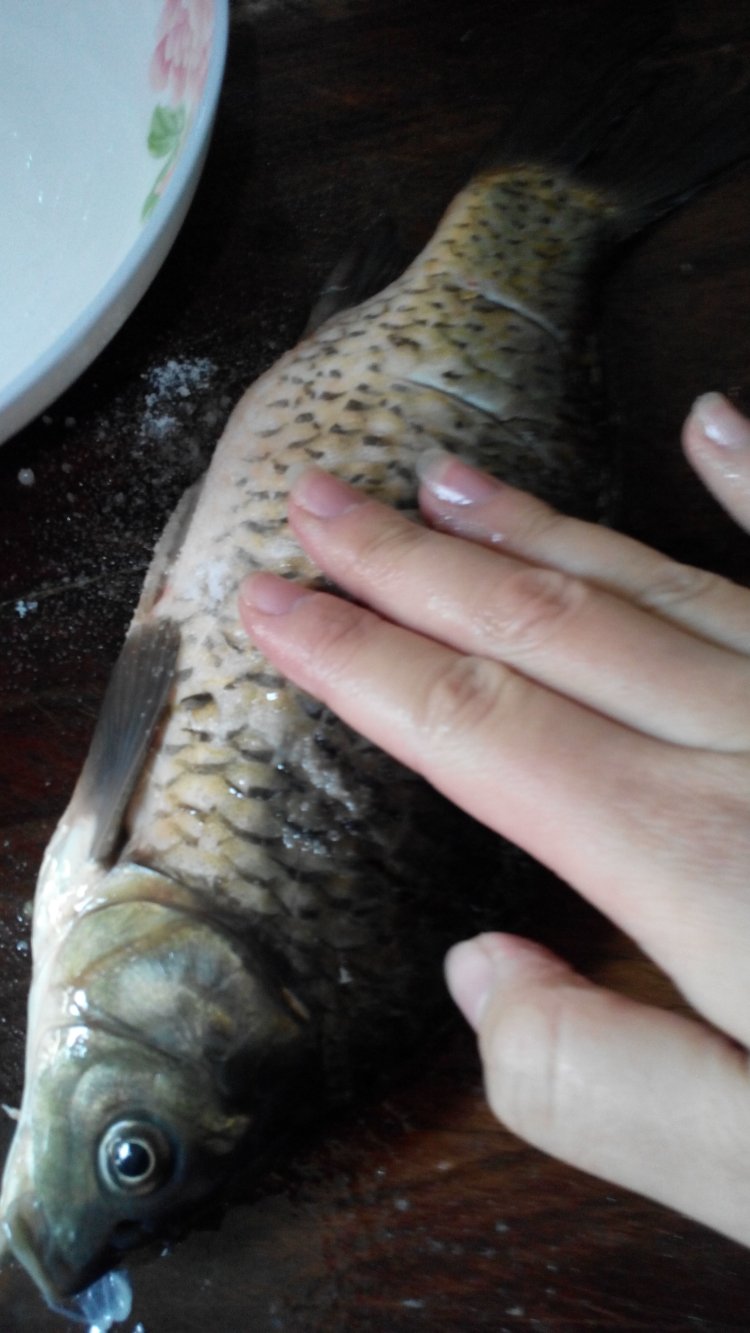 西红柿烧鲫鱼步骤2
