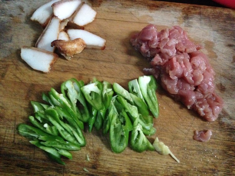 干菌子炒腊肉步骤2