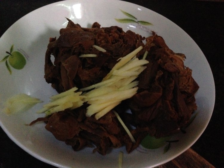 干菌子炒腊肉步骤1