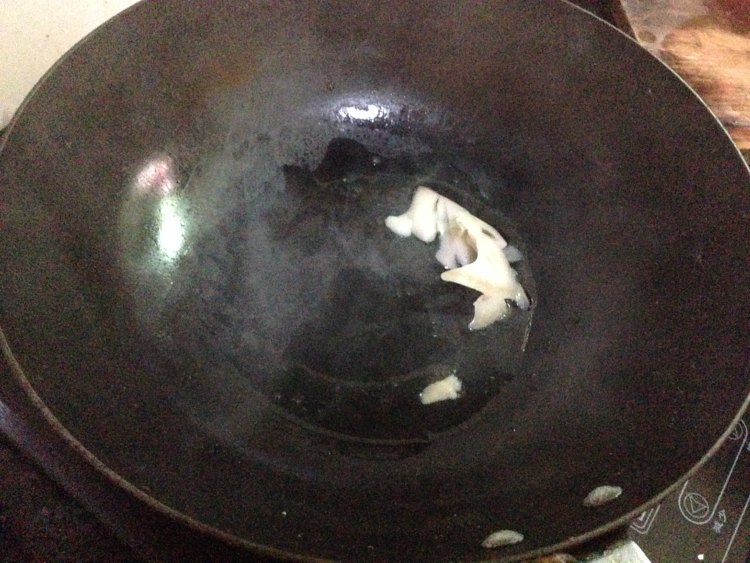 干菌子炒腊肉步骤3