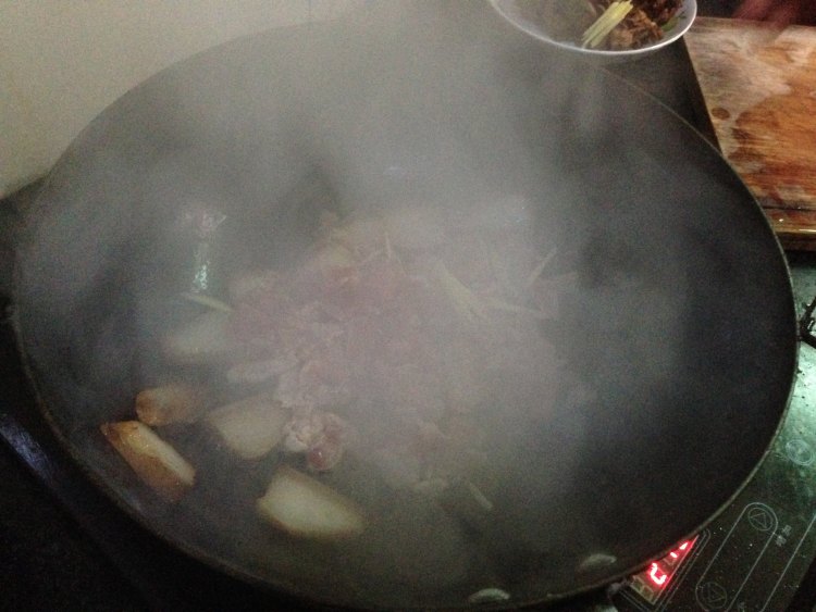 干菌子炒腊肉步骤5