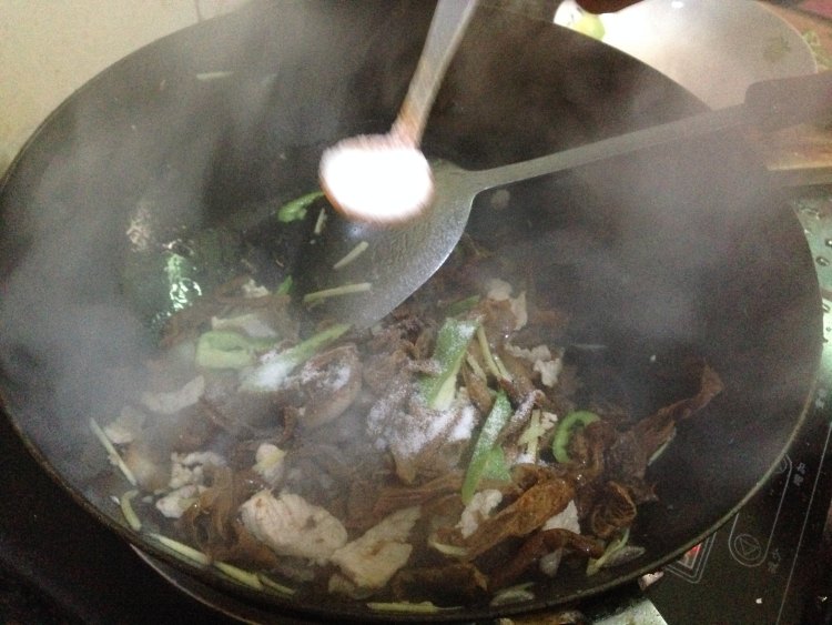 干菌子炒腊肉步骤9
