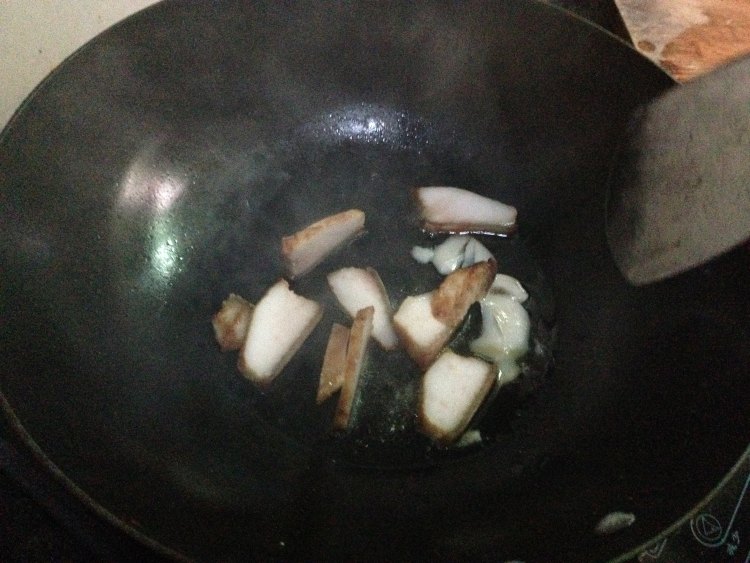 干菌子炒腊肉步骤4