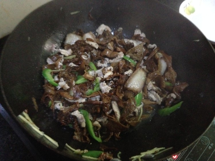干菌子炒腊肉步骤10