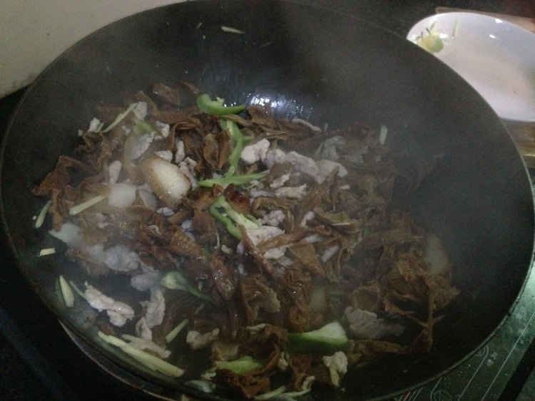 干菌子炒腊肉步骤8