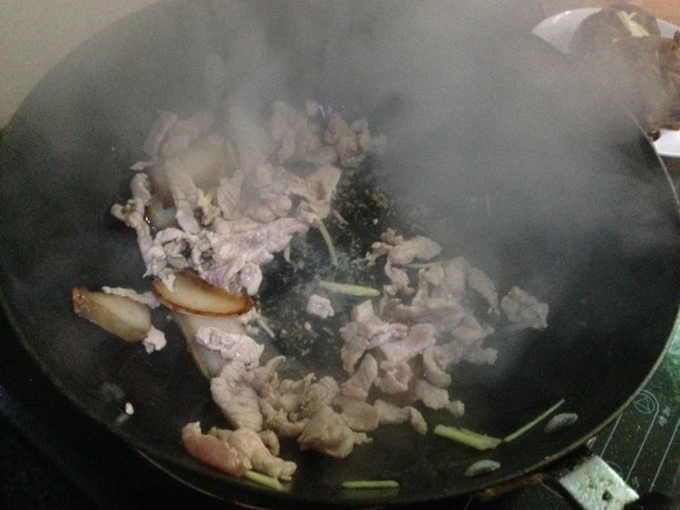 干菌子炒腊肉步骤6