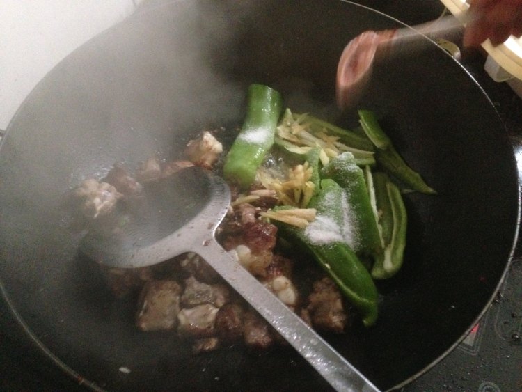 青椒煸排骨步骤8