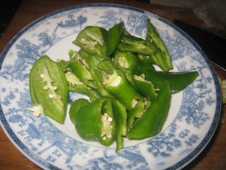腊肉炒尖椒步骤2
