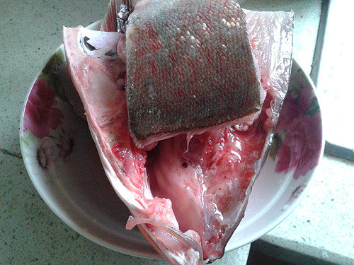 剁椒煮鱼头豆腐步骤1