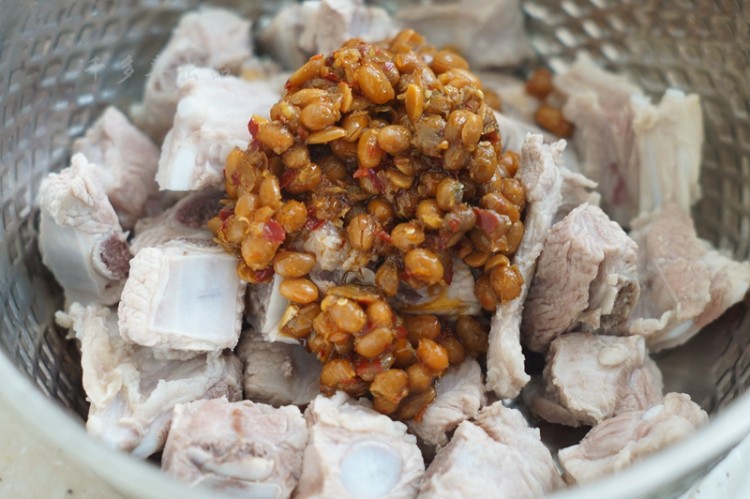腊八豆蒸排骨步骤4