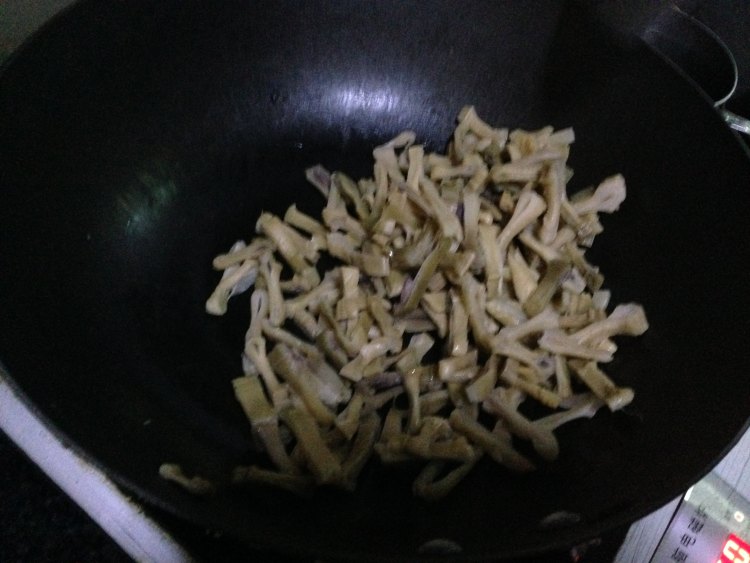 剁椒炒刀豆干步骤2