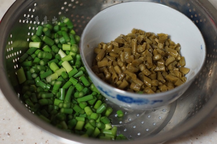 酸豆角蒜苗炒肉末步骤3