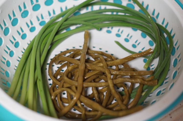 酸豆角蒜苗炒肉末步骤1