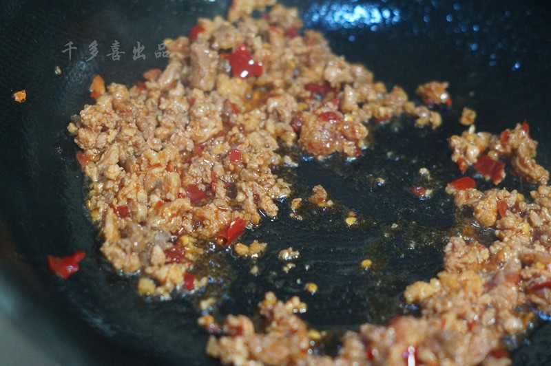 酸豆角蒜苗炒肉末步骤6