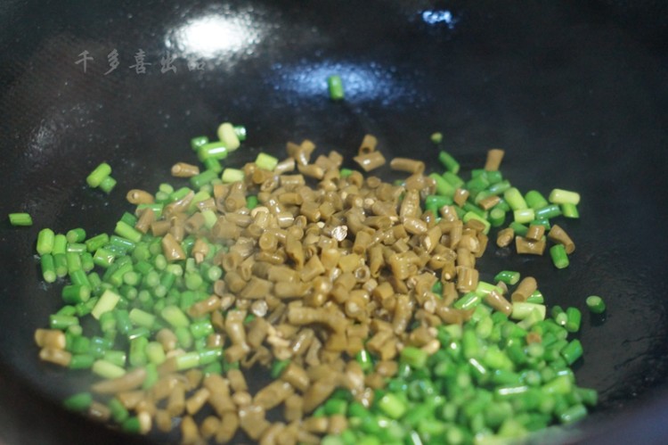 酸豆角蒜苗炒肉末步骤8