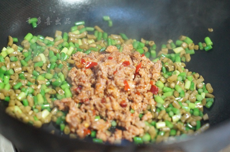 酸豆角蒜苗炒肉末步骤9