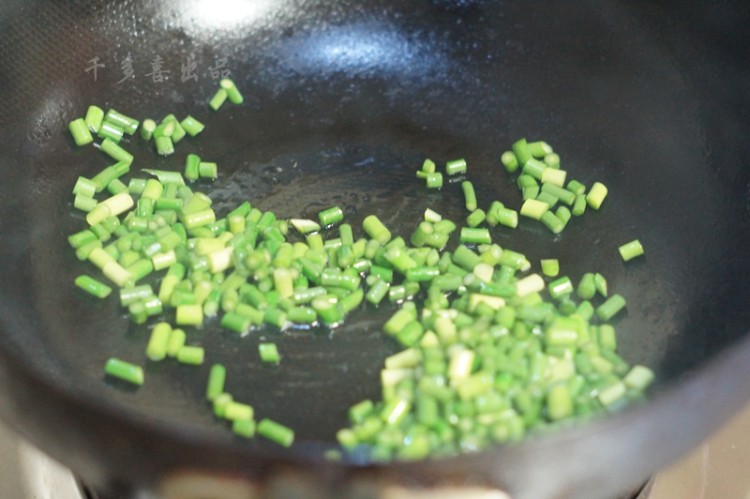 酸豆角蒜苗炒肉末步骤7