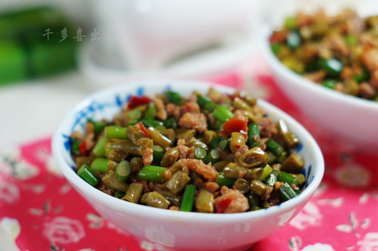 酸豆角蒜苗炒肉末步骤10