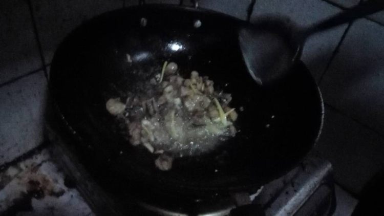 酸豆角炒鸭肉步骤2