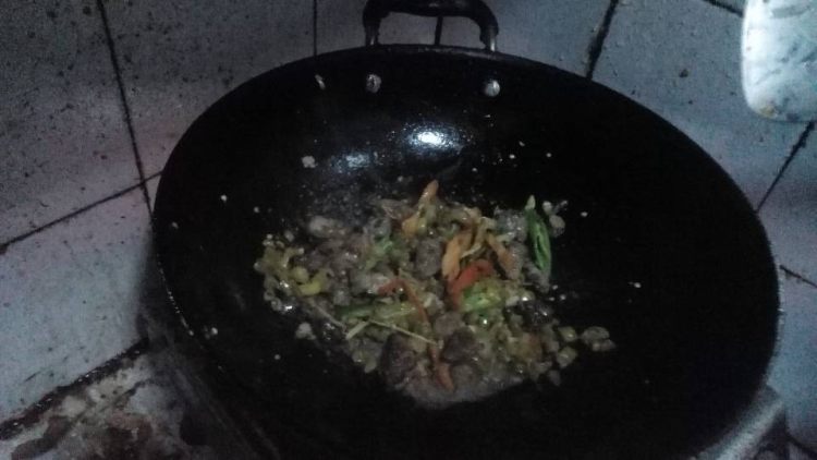 酸豆角炒鸭肉步骤3