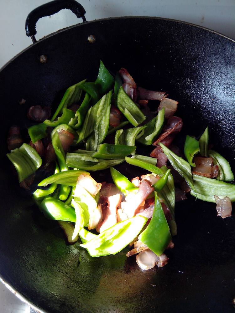 辣椒炒腊肉步骤5