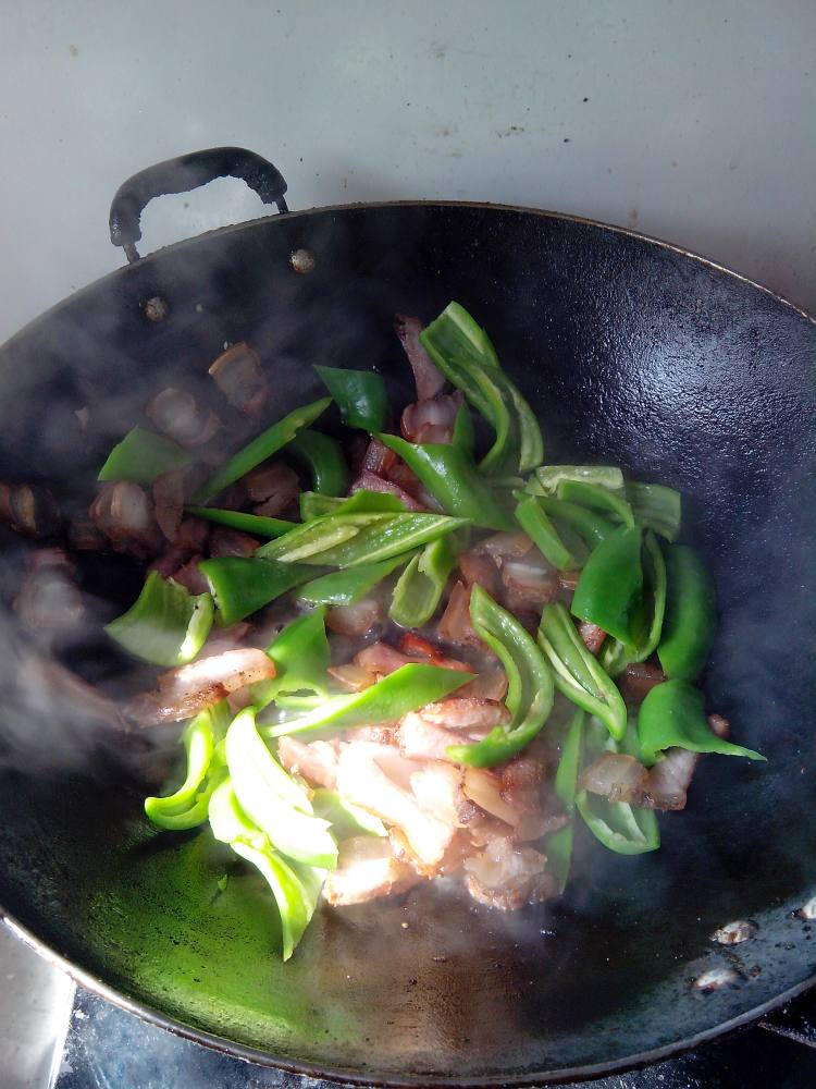 辣椒炒腊肉步骤6