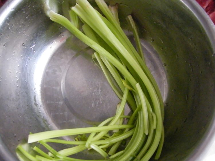 芹菜牛肉步骤1