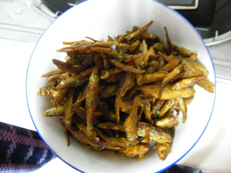 碎鱼炒木耳步骤1