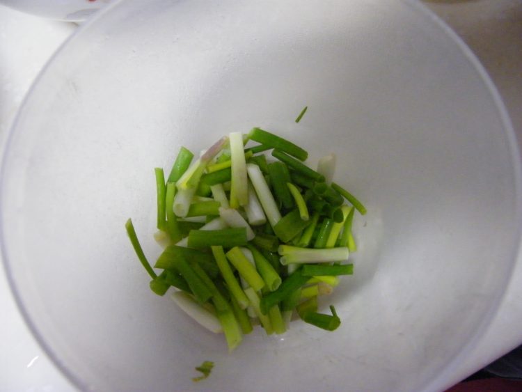 碎鱼炒木耳步骤4