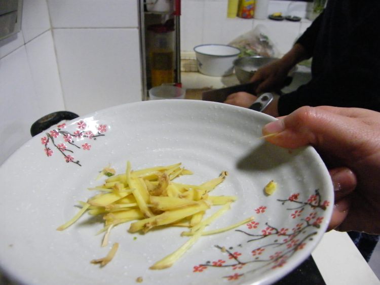 碎鱼炒木耳步骤3